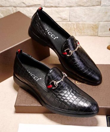 Gucci Black crocodile loafer ()